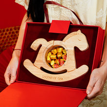 Muatkan imej ke dalam penonton Galeri, 2026 CNY Gift Set | Galloping Riches 马上有钱
