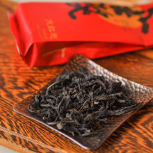Load image into Gallery viewer, a close up details of a dahongpao oolong tea leaves
