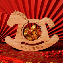 Muatkan imej ke dalam penonton Galeri, 2026 CNY Gift Set | Galloping Riches 马上有钱
