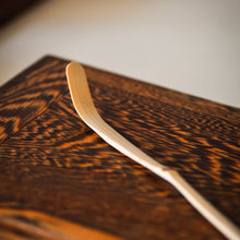 将图片加载到图库查看器，a close up details of a matcha spoon
