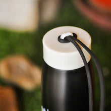 将图片加载到图库查看器，a close up of a black thermos flask
