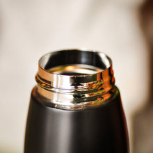 将图片加载到图库查看器，a close up of a black thermos flask
