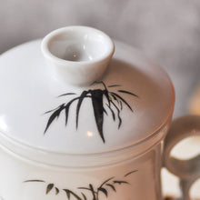Muatkan imej ke dalam penonton Galeri, a close up of a bamboo design infuser mug
