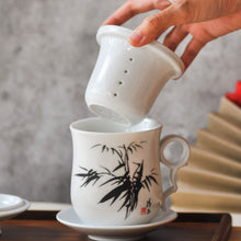 Muatkan imej ke dalam penonton Galeri, a close up of a bamboo design porcelain infuser mug
