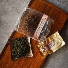 将图片加载到图库查看器，a tray of white lotus mooncakes and oolong tea leaves
