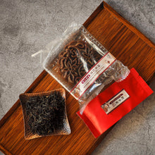 Muatkan imej ke dalam penonton Galeri, a tray of red bean mooncakes and black tea tea leaves
