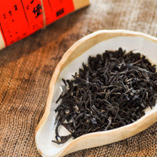 将图片加载到图库查看器，a ceramic tea receptacle filled with liu bao tea on vintage cloth
