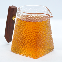 Muatkan imej ke dalam penonton Galeri, Wooden Handle Glass Pitcher (Square) - LEGEND OF TEA
