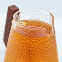 Muatkan imej ke dalam penonton Galeri, Wooden Handle Glass Pitcher (Square) - LEGEND OF TEA
